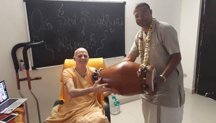 Offering to His Holiness Bhakti Raghava Maharaj Offering to His Holiness Bhakti Raghava Maharaj